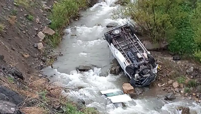 Hakkari'de Minibüs Devrildi: Deredeki Can Pazarı İki Ölü, Üç Yaralı!