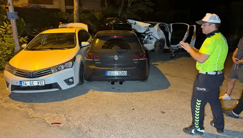 Alkollü Sürücünün Korkunç Kazası: Sokağı İkiye Böldü, Araçlar Harabe Oldu!