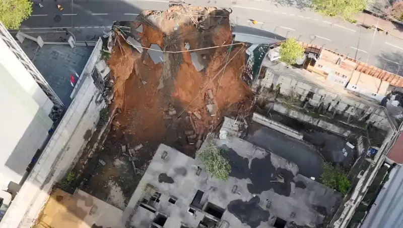 Sarıyer’de Şok Eden Olay: Yol Çöktü, Cadde Durduruldu!