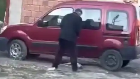 Sokak Ortasında Köpeğe Uygulanan Şiddet Sosyal Medyada Tartışma Yarattı